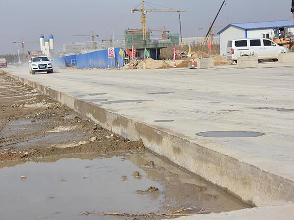 新疆伊犁建設(shè)兵團內(nèi)部場地固廢半鋼性混凝土筑路